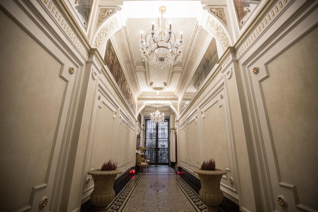 Royal Apartment By Charles Bridge View Of Saint Nicholas Church Прага Номер фото