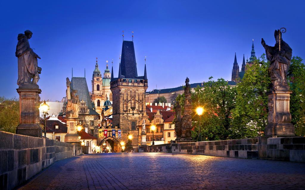 Royal Apartment By Charles Bridge View Of Saint Nicholas Church Прага Номер фото